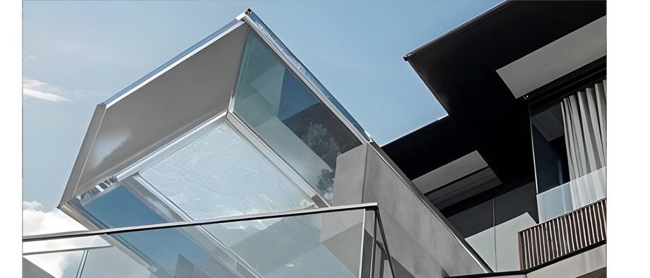 Acrylic swimming pool cantilevered over Sydney Harbour